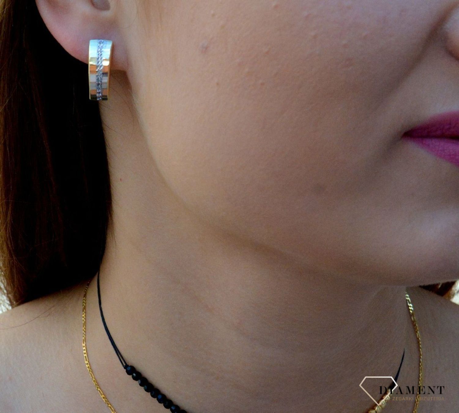 Kolczyki złote przy uchu 333 'Złote blaszki grawerowane z białym złotem' KL 6857B 333. Eleganckie, złote kolczyki  w formie grawerowanej blaszki wykonane z próby złota 333 o wadze około 1,55 g. Ich kształt jest uniwersalny..jpg